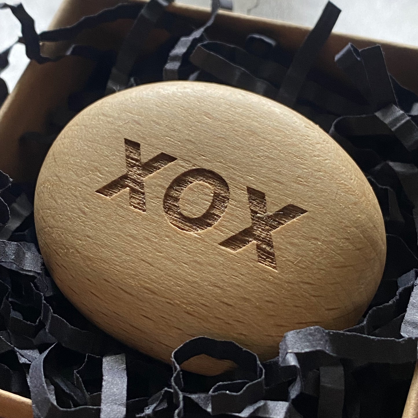 XOX wooden pocket pebble in presentation box – modern engraved symbol of hugs and kisses from the Love Edition