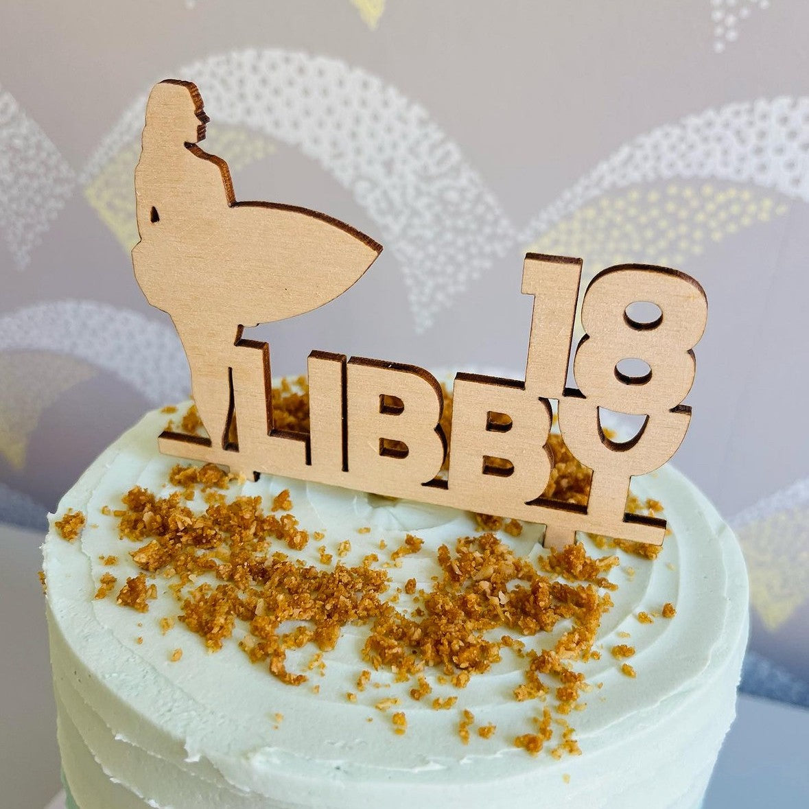 Custom cake topper with silhouette of surfer – made from a real photo and laser-cut for a unique celebration