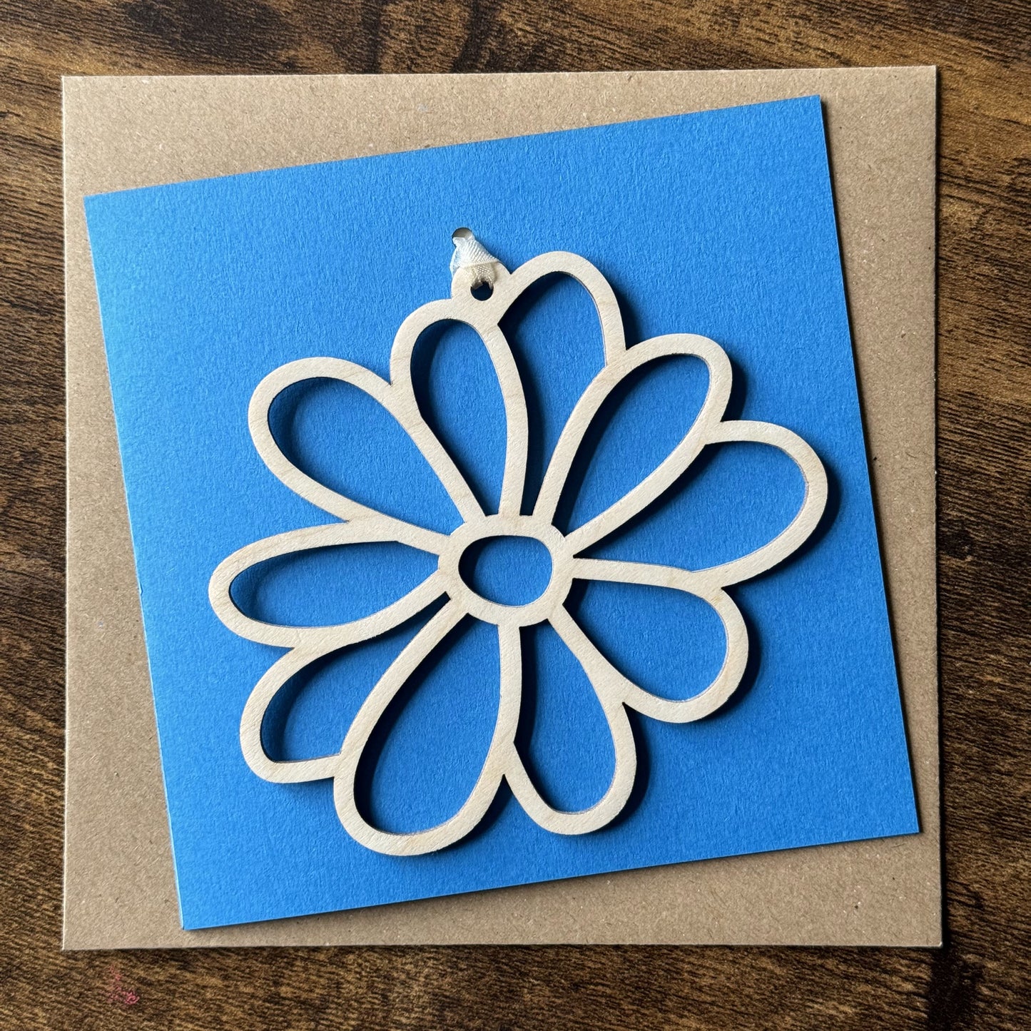 Wooden Keepsake Charm Card with Daisy Flower design – includes laser cut floral charm and matching ribbon or twine, for a lasting memento